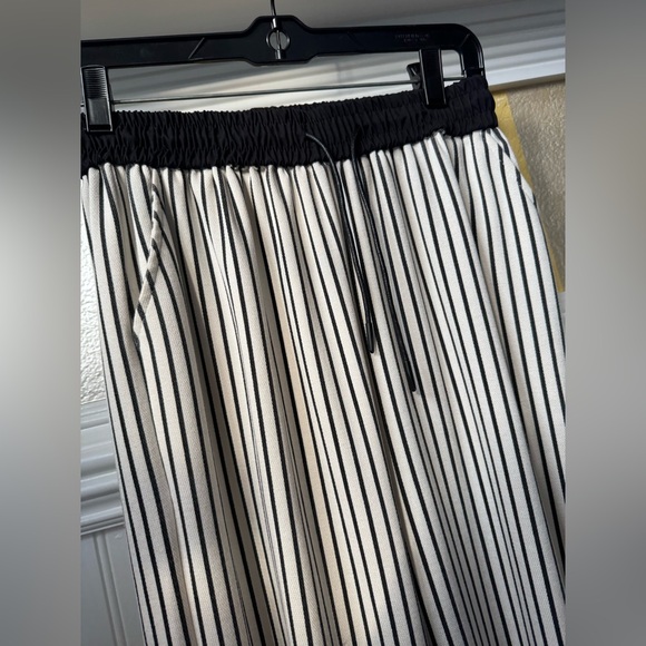 Chic Striped Pants - Picture 2 of 3